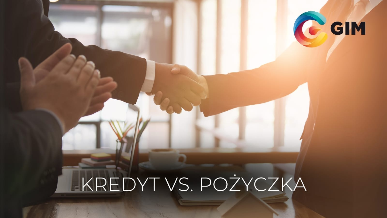Rolka z płaską folią zamontowana w maszynie zgrzewającej.