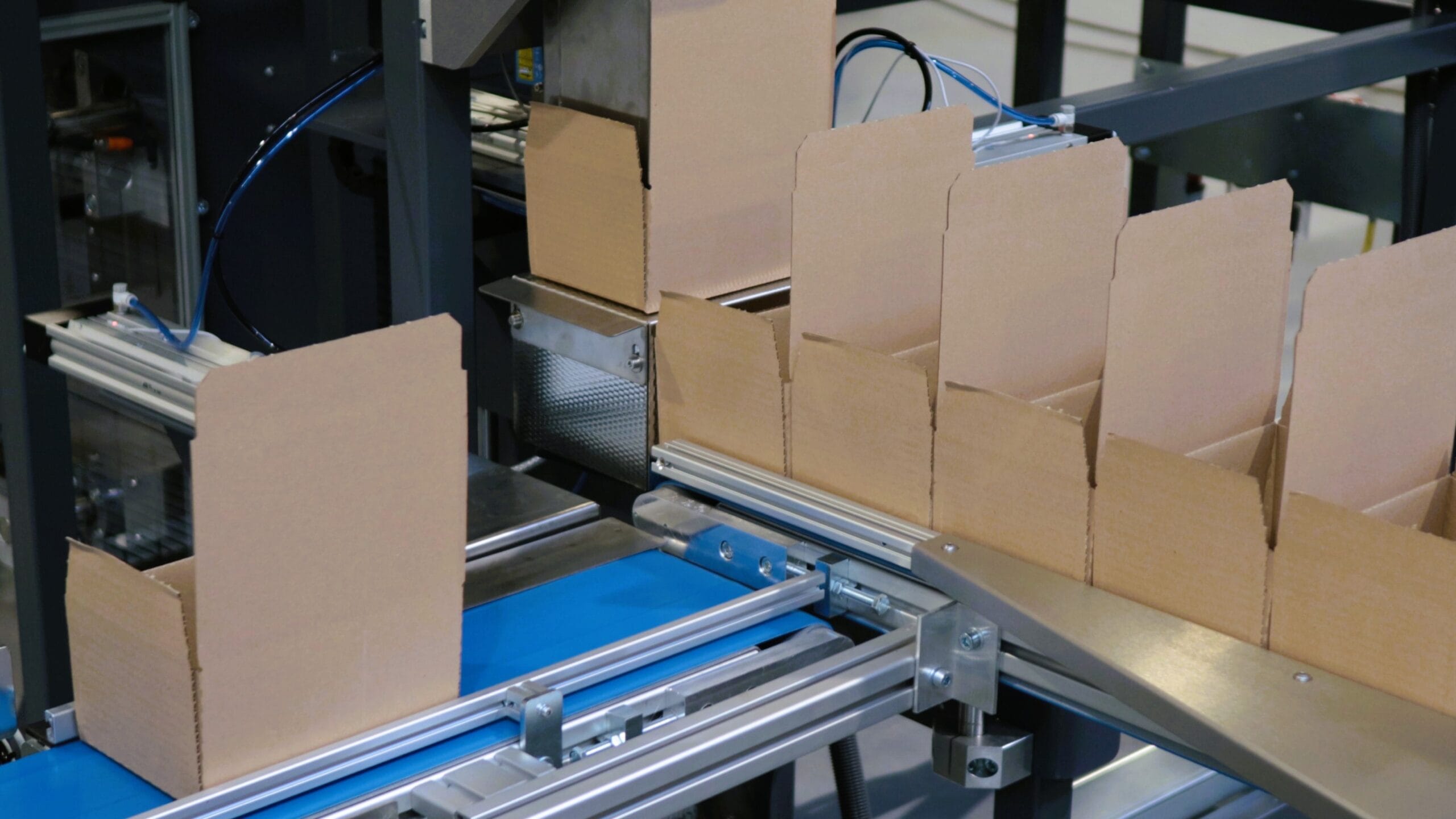Proces umieszczania produktu w pudełku