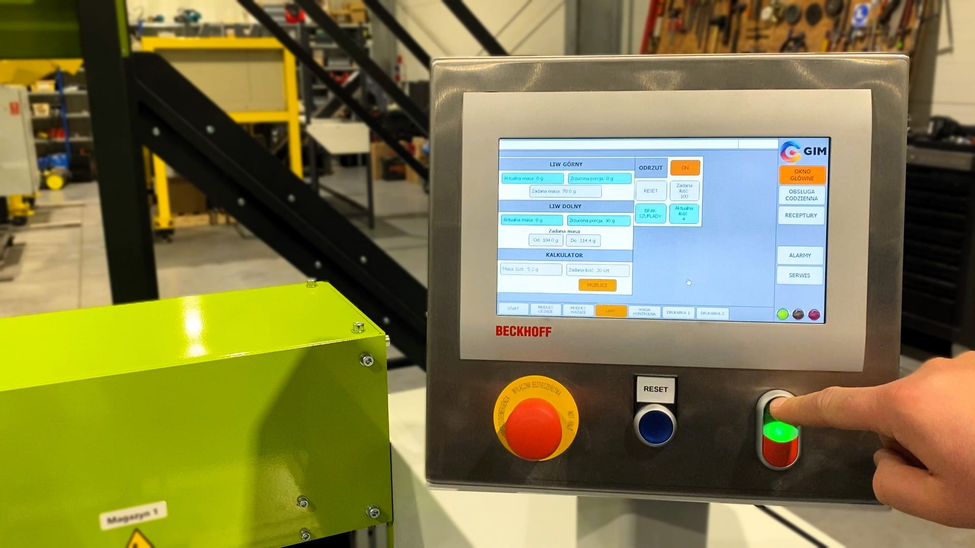 Automatyzacja i robotyzacja wymagają współpracy z ludźmi - operator uruchamiający maszynę
