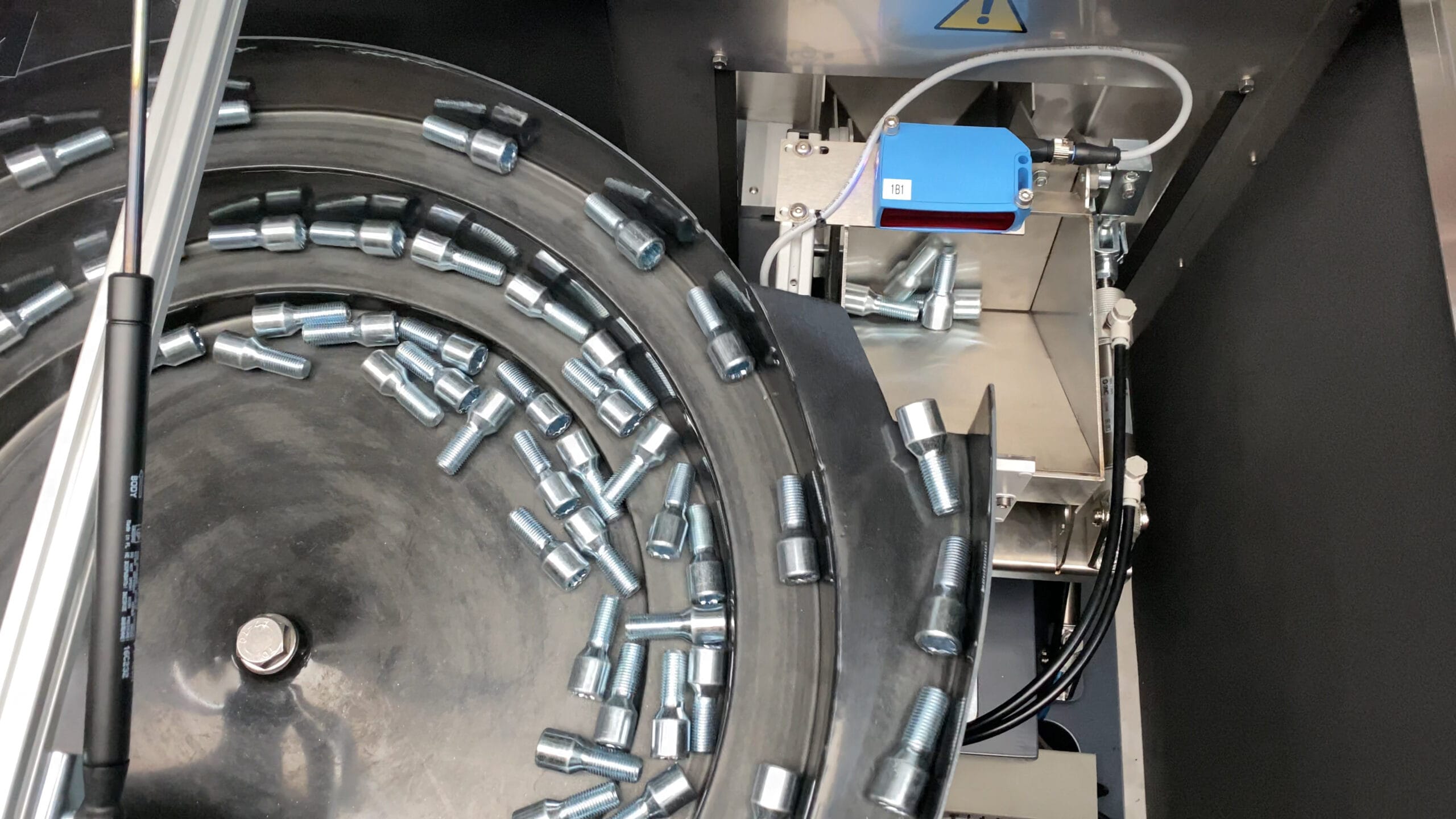 Systemy dostępne w naszej ofercie dostosowują się do wielu materiałów, jednak niektóre produkty nie nadają się do automatycznego liczenia - należy pamiętać o wcześniejszym testowaniu detali