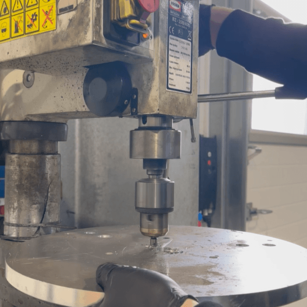 Produkcja maszyn - wykonywanie pogłębień w talerzu aluminiowym